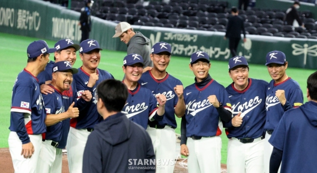 류지현 감독과 코치들이 그라운드에서 기념촬영을 하고 있다. /사진=강영조 선임기자