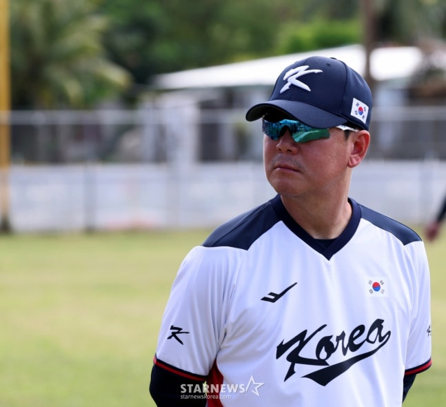 지난 1월 열린 사이판 전지훈련에 나선 류지현 감독의 모습. /사진=강영조 선임기자