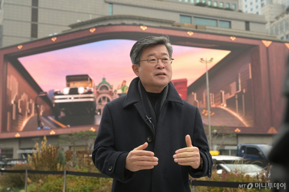 지난해 12월 김길성 중구청장이 신세계백화점 앞에서 열린 기자설명회에서 명동스퀘어 조성사업에 대해 설명하고 있다./사진제공=서울 중구