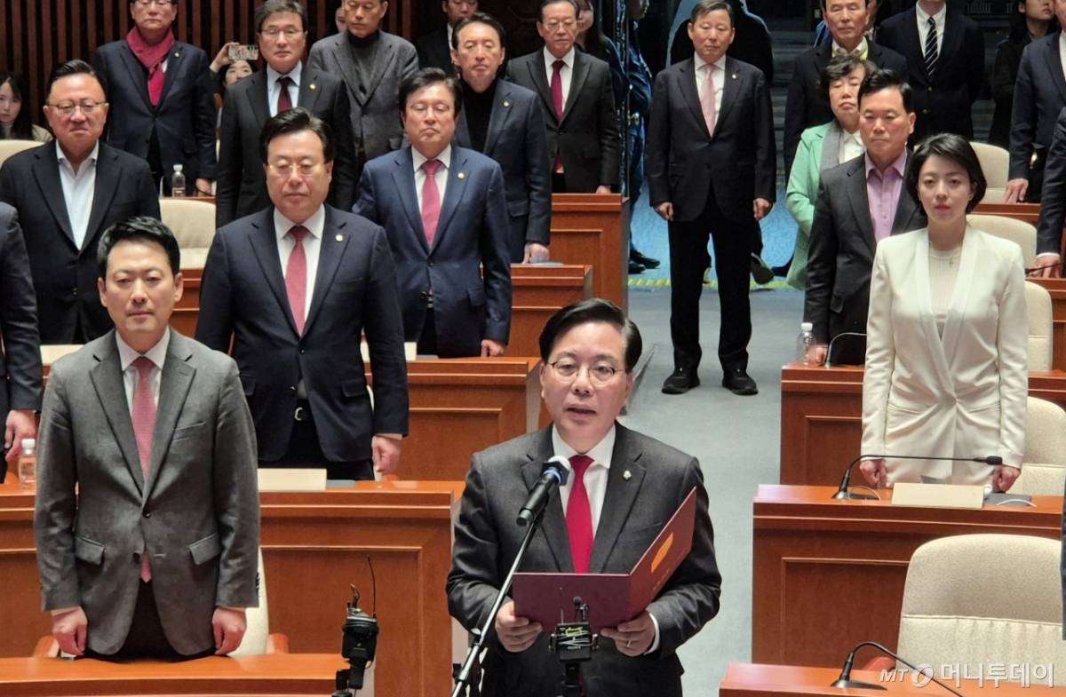 [서울=뉴시스] 전상우 기자 = 송언석 국민의힘 원내대표가 9일 오후 서울 여의도 국회에서 의원총회를 마치고 '윤석열 전 대통령의 정치적 복귀를 요구하는 일체의 주장에 명백히 반대한다'는 내용의 결의문 낭독을 하고 있다. 2026.03.09. swoo@newsis.com /사진=조성봉