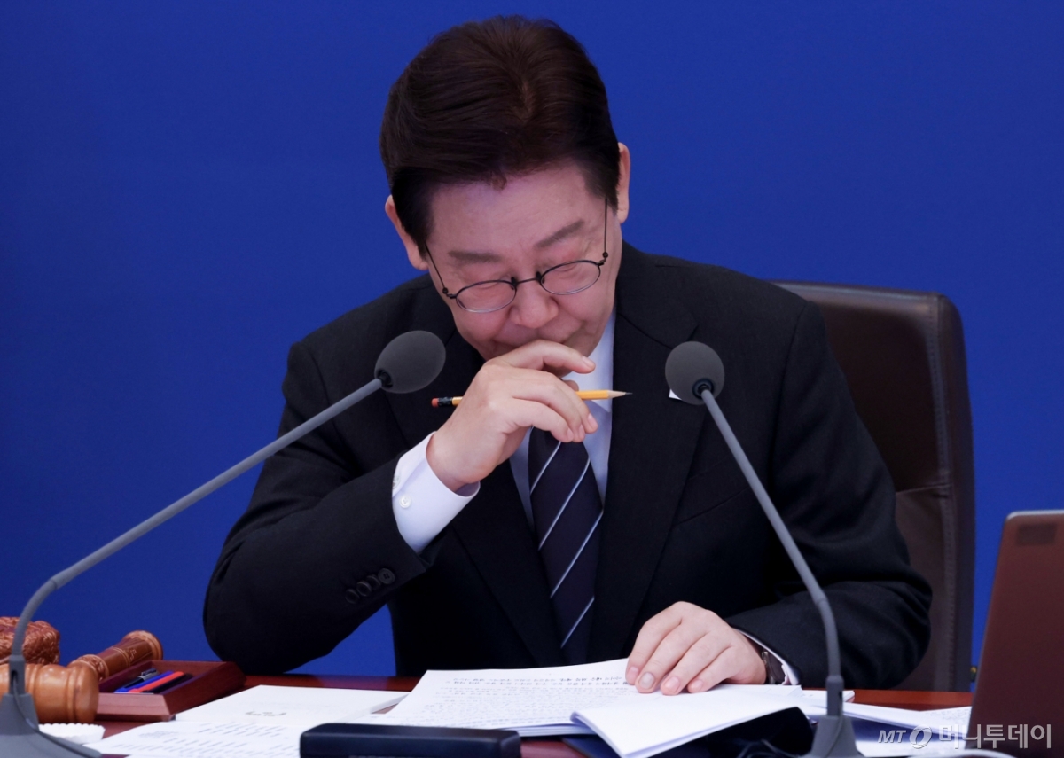 (서울=뉴스1) 이재명 기자 = 이재명 대통령이 10일 청와대에서 열린 국무회의에서 구윤철 부총리 겸 재정경제부 장관의 중동상황 대응 관련 보고를 경청하고 있다. 2026.3.10/뉴스1  Copyright © 뉴스1. All rights reserved. 무단 전재 및 재배포,  AI학습 이용 금지. /사진=(서울=뉴스1) 이재명 기자