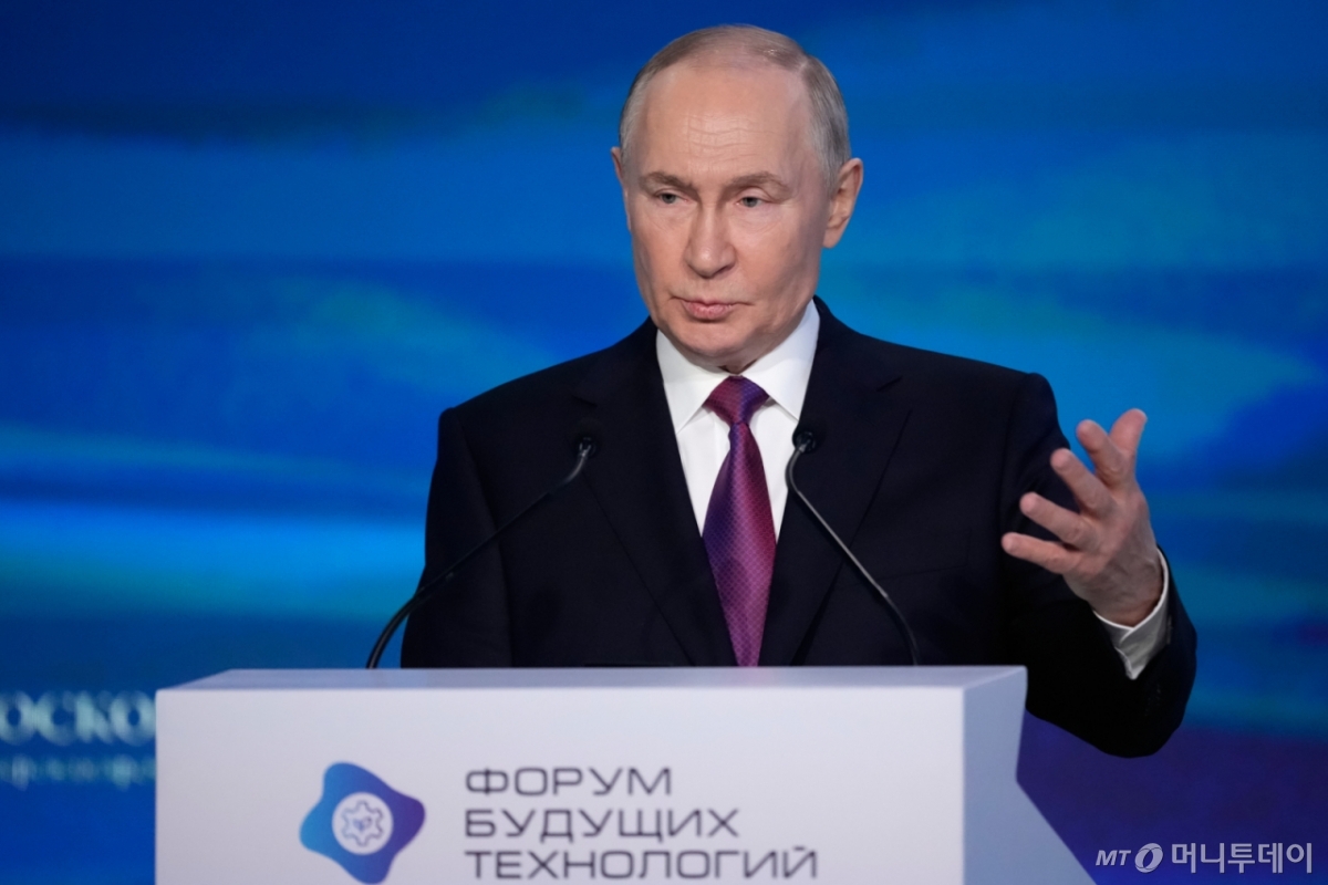[모스크바=AP/뉴시스] 블라디미르 푸틴 러시아 대통령이 2월 25일(현지 시간) 러시아 모스크바에서 열린 미래 기술 포럼 본회의에서 연설하고 있다. 2026.02.26. /사진=민경찬