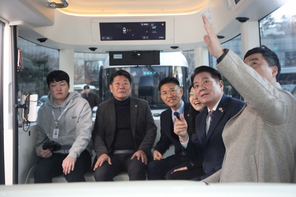 최대호 안양시장(오른쪽에서 두번째)이 10일 레벨4 자율주행 셔틀 안에서 운행에 대한 설명을 듣고 있다./사진제공=안양시