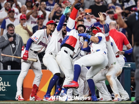 도미니카공화국 선수들이 9일(한국시각) 네덜란드전에서 세리머니를 펼치고 있다. /AFPBBNews=뉴스1