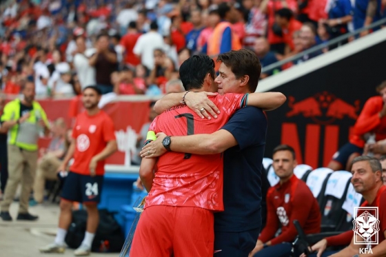 미국 뉴저지의 스포츠일러스트레이티드 스타디움에서 열린 미국과 A매치 경기 전 손흥민(7번)과 마우리시오 포체티노 미국 국가대표팀 감독이 포옹하고 있다. /사진=대한축구협회(KFA) 제공