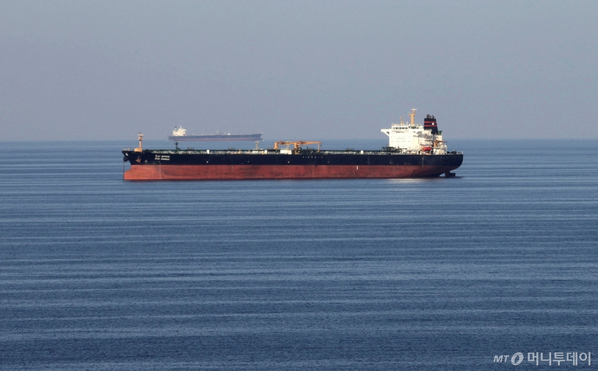 (로이터=뉴스1) 권영미 기자 = 호르무즈해협으로 한 유조선이 지나가고 있다. 2018.12.21.  ⓒ 로이터=뉴스1  Copyright © 뉴스1. All rights reserved. 무단 전재 및 재배포,  AI학습 이용 금지. 