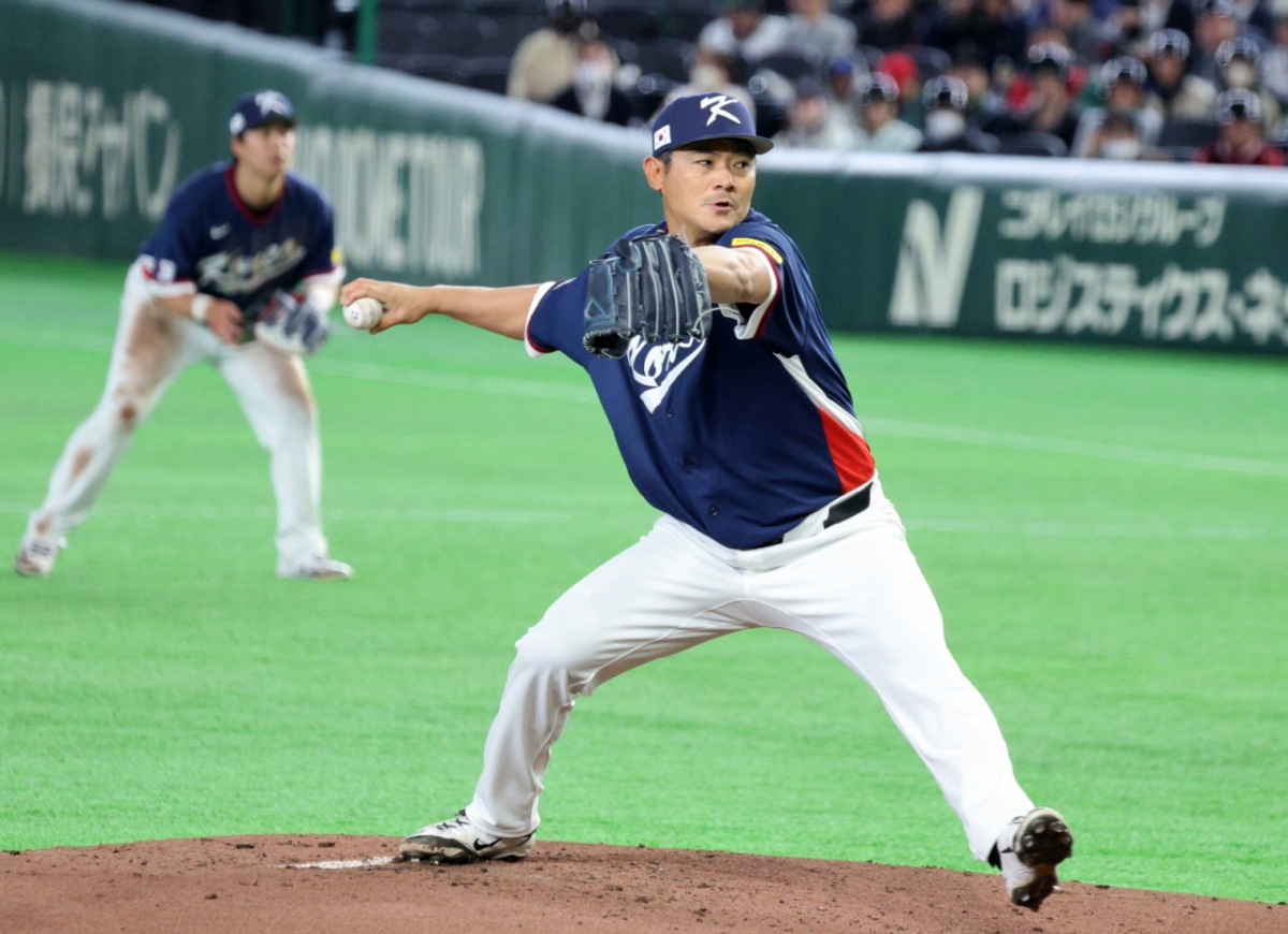 대표팀 맏형 노경은이 9일 도쿄돔에서 열린 2026 WBC 도쿄POOL 대한민국과 호주 경기 2회말 마운드에 오른 손주영이 팔꿈치통증을 호소하며 강판되자 급히 투입돼 무실점 피칭을 선보이고 있다. /사진=강영조 선임기자
