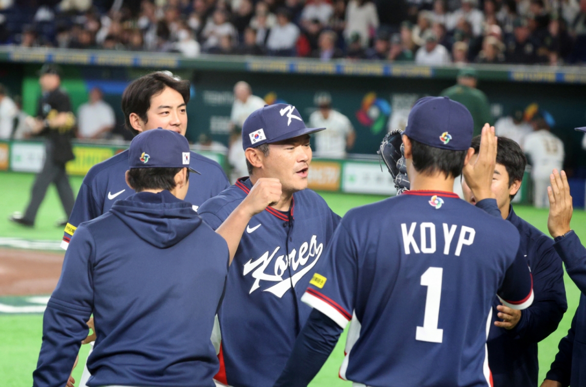 대표팀 맏형 노경은(가운데)이 9일 도쿄돔에서 열린 2026 WBC 도쿄POOL 대한민국과 호주 경기 2회말 마운드에 오른 손주영이 팔꿈치통증을 호소하며 강판되자 급히 투입돼 무실점 피칭을 펼친 뒤 동료들의 환영 속에 더그아웃으로 향하고 있다. /사진=강영조 선임기자