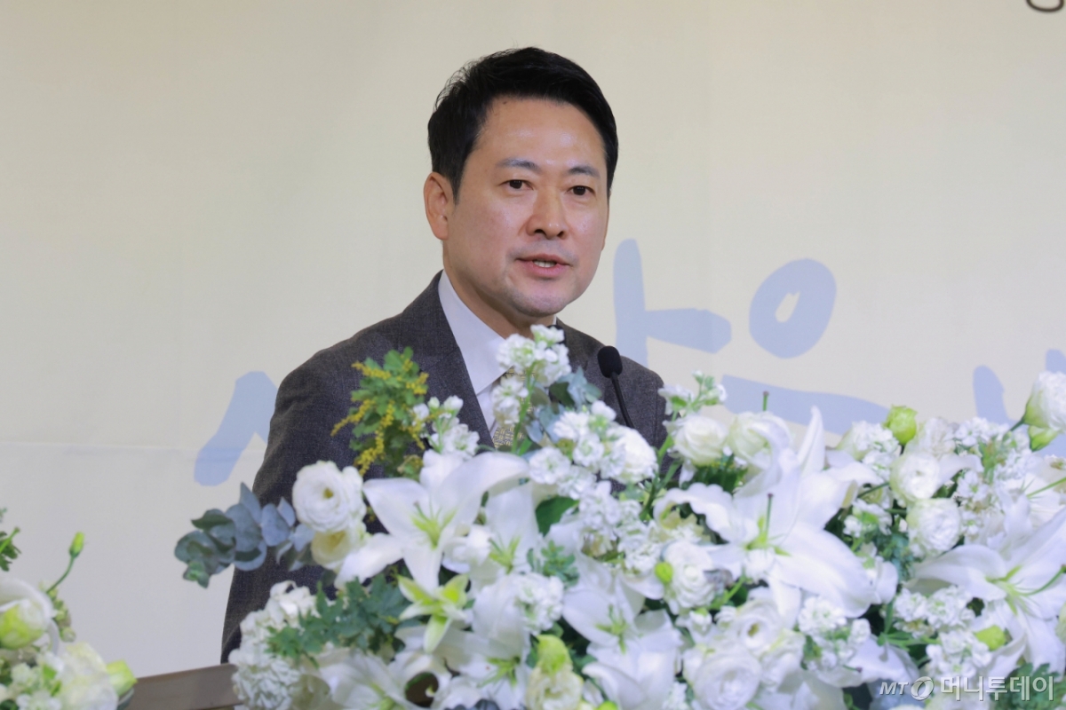 (서울=뉴스1) 김도우 기자 = 장동혁 국민의힘 대표가 10일 오전 서울 여의도 한국노총 5층 웨딩여율리에서 열린 '한국노총 창립 제80주년 기념식'에서 축사를 하고 있다. (공동취재)  2026.3.10/뉴스1  Copyright © 뉴스1. All rights reserved. 무단 전재 및 재배포,  AI학습 이용 금지. /사진=(서울=뉴스1) 김도우 기자