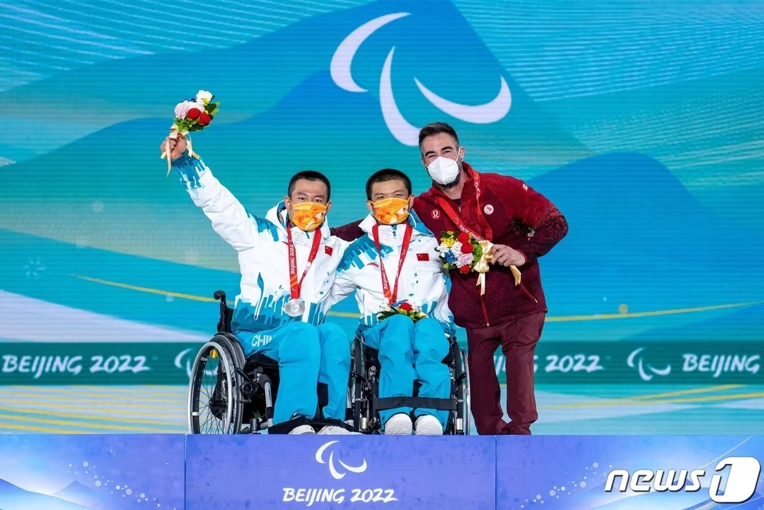 2022 베이징 동계 패럴림픽 크로스컨트리 종목 시상대에 오른 중국 선수들. /AFP=뉴스1
