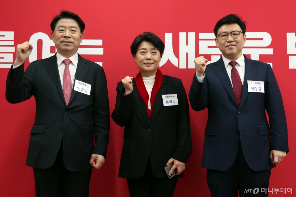 (서울=뉴스1) 김진환 기자 = 6·3 지방선거 서울시장 공천 후보로 나선 이승현 한국무역협회 부회장(왼쪽부터), 윤희숙 전 의원, 이상규 서울 성북을 당협위원장이 10일 서울 영등포구 여의도 국민의힘 당사에서 열린 6·3 지방선거 광역단체장 및 중앙당 관할 기초단체장 후보자 면접에 앞서 기념 촬영을 하고 있다. 2026.3.10/뉴스1  Copyright © 뉴스1. All rights reserved. 무단 전재 및 재배포,  AI학습 이용 금지. /사진=(서울=뉴스1) 김진환 기자