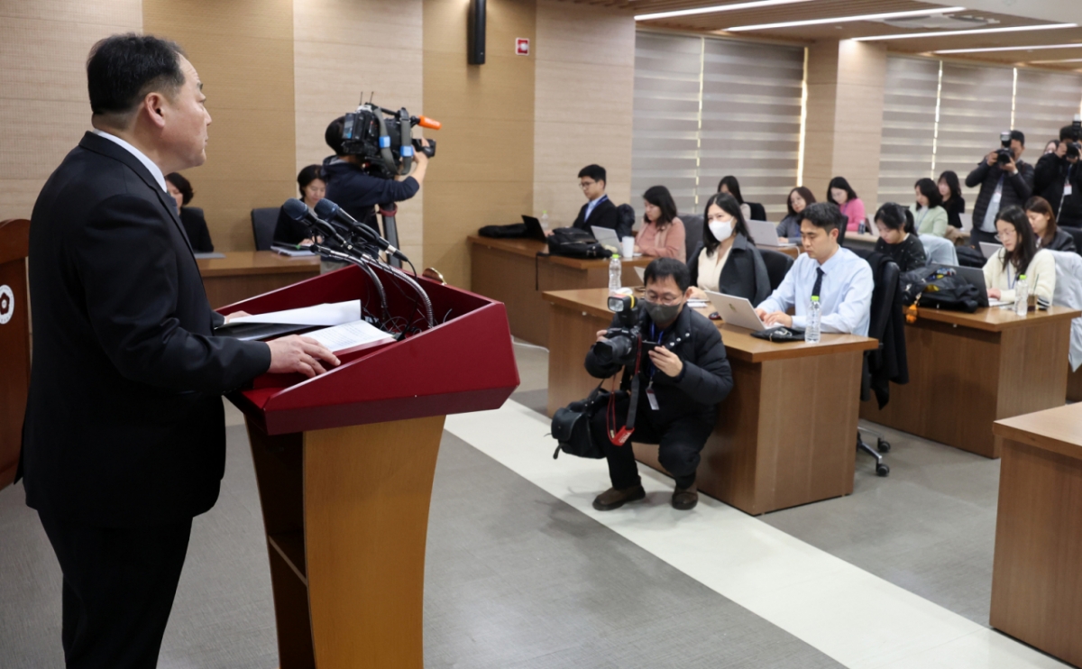 손인혁 헌법재판소 사무처장이 10일 오후 서울 종로구 헌법재판소 별관 브리핑룸에서 열린 기자간담회에 참석해 발언을 하고 있다. /사진=뉴시스
