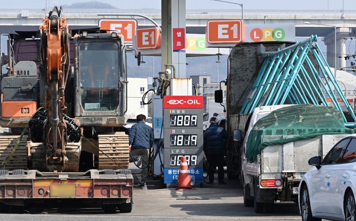 [용인=뉴시스] 김종택 기자 = 미국과 이스라엘의 이란 공습에 따른 중동 정세 불안 여파로 국내 주유소 기름값 상승세가 이어지고 있는 10일 경기 용인시 영동고속도로 용인휴계소 주유소에서 화물차 운전자들이 차량에 기름을 넣고 있다. 2026.03.10. jtk@newsis.com /사진=김종택