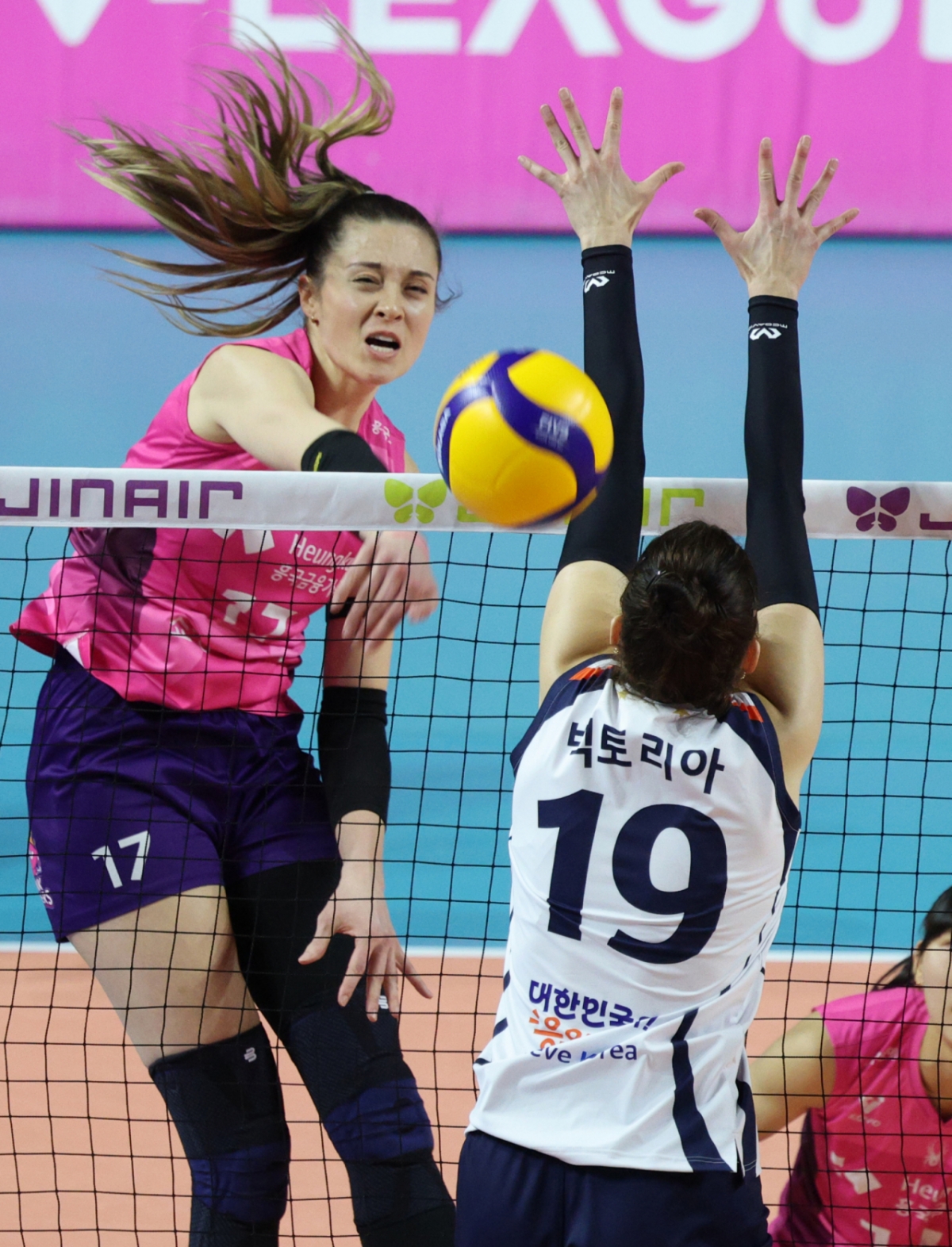 2025-2026V리그 여자부 흥국생명 대 IBK기업은행 경기가 10일 인천 삼산월드체육관에서 열렸다.  흥국생명 레베카가 IBK기업은행 빅토리아 블로킹 위로 강스파이크를 날리고 있다. /사진=김진경 대기자