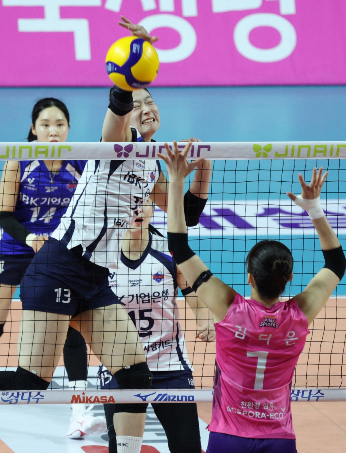2025-2026V리그 여자부 흥국생명 대 IBK기업은행 경기가 10일 인천 삼산월드체육관에서 열렸다.  IBK기업은행 최정민이 흥국생명 김다은의 블로킹이 뜨기 전에 속공을 하고 있다. /사진=김진경 대기자