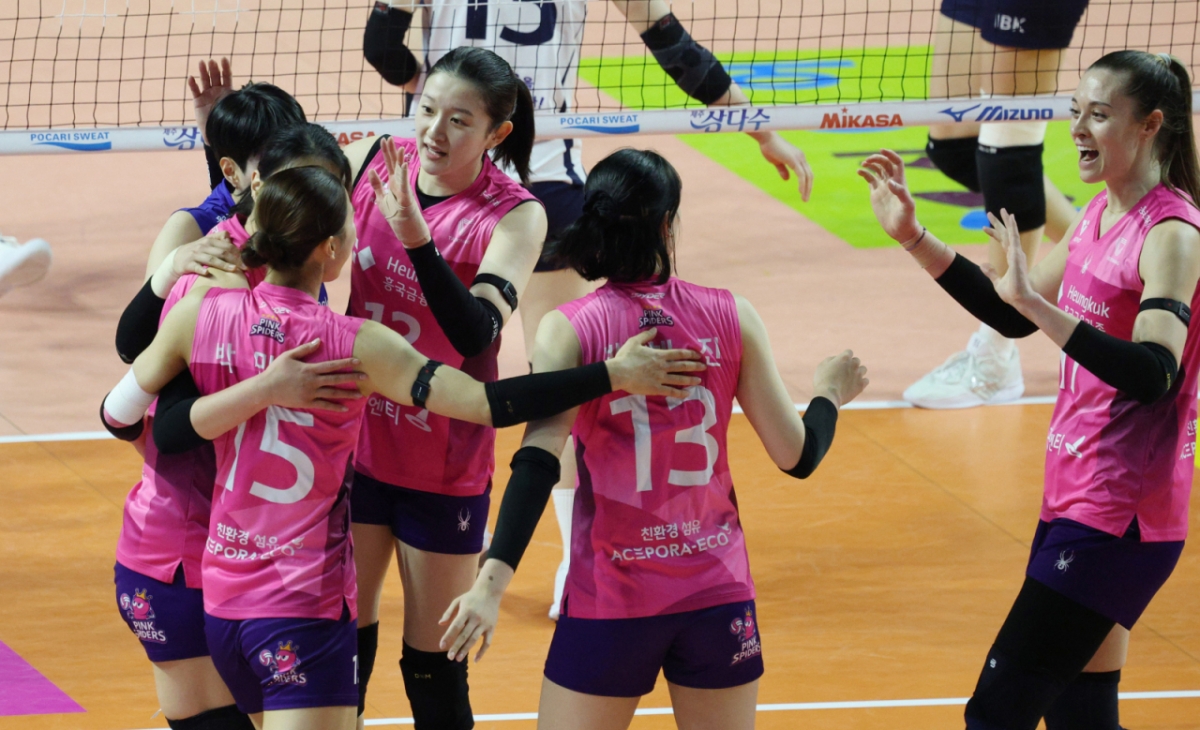 2025-2026V리그 여자부 흥국생명 대 IBK기업은행 경기가 10일 인천 삼산월드체육관에서 열렸다.  흥국생명 레베카가 결정적인 득점을 한 후 동료들과 기뻐하고 있다. /사진=김진경 대기자