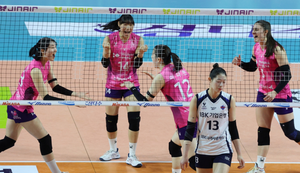레베카(14점)와 피치(17점)  씽포가 31점을 합작하며 5세트 접전 끝에 IBK기업은행의 추격을 뿌리치며 포스트시즌 진출을 확정했다.    흥국생명은 10일 인천 삼산월드체육관에서 열린 2025~2026 프로배구 V-리그 여자부 홈경기에서 IBK기업은행을 3-2(25-20, 23-25, 16-25, 25-19, 15-12)로 제압했다. /사진=김진경 대기자