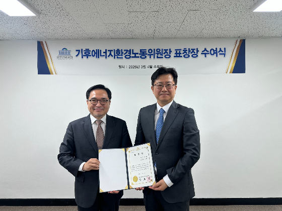 최거석 인포카 대표(사진 오른쪽)가 '기후에너지환경노동위원장' 표창을 받고 기념 촬영 중이다/사진제공=인포카