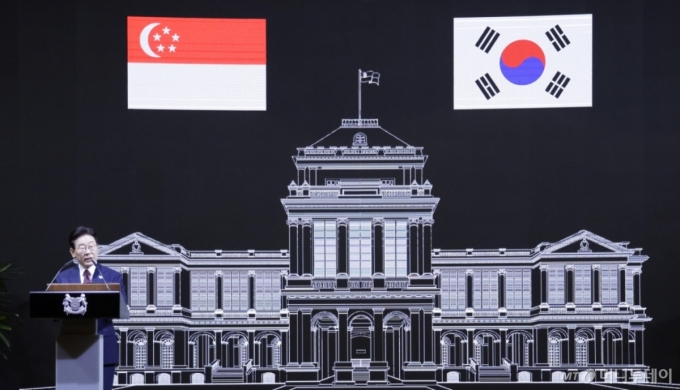 싱가포르를 국빈 방문 중인 이재명 대통령이 싱가포르 한 호텔에서 열린 국빈만찬에서 건배사를 하고 있다. /싱가포르=뉴스1