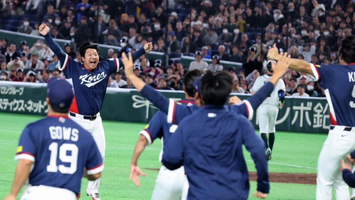 야구대표팀 문보경(왼쪽)이 9일 도쿄돔에서 열린 2026 WBC 도쿄POOL 대한민국과 호주 경기 9회말 호주의 마지막 타자의 플라이를 직접 처리한 후 글러브를 던지며 환호하고  있다. /사진=강영조 선임기자