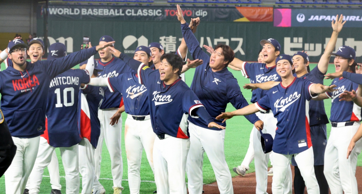 대한민국 야구대표팀 선수들이 9일 도쿄돔에서 열린 2026 WBC 도쿄POOL 대한민국과 호주 경기에서 7-2로 승리한 뒤 다함께 '비행기세리머니'를 펼치고 있다. /사진=강영조 선임기자