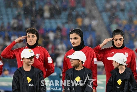 한국과 경기 당시 국가 제창 거부로 이란 정부의 협박을 받았던 여자대표팀이 필리핀전 거수 경례를 하고 있다. /로이터=뉴스1
