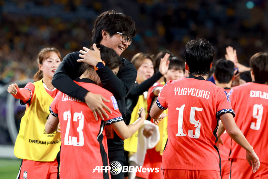 기뻐하고 있는 신상우 감독과 대한민국 여자축구대표팀 선수들. /AFPBBNews=뉴스1
