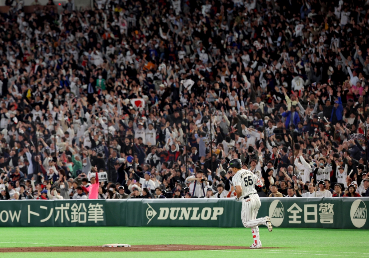 홈런을 날린 무라카미와 열광하는 일본 관중들. /로이터=뉴스1