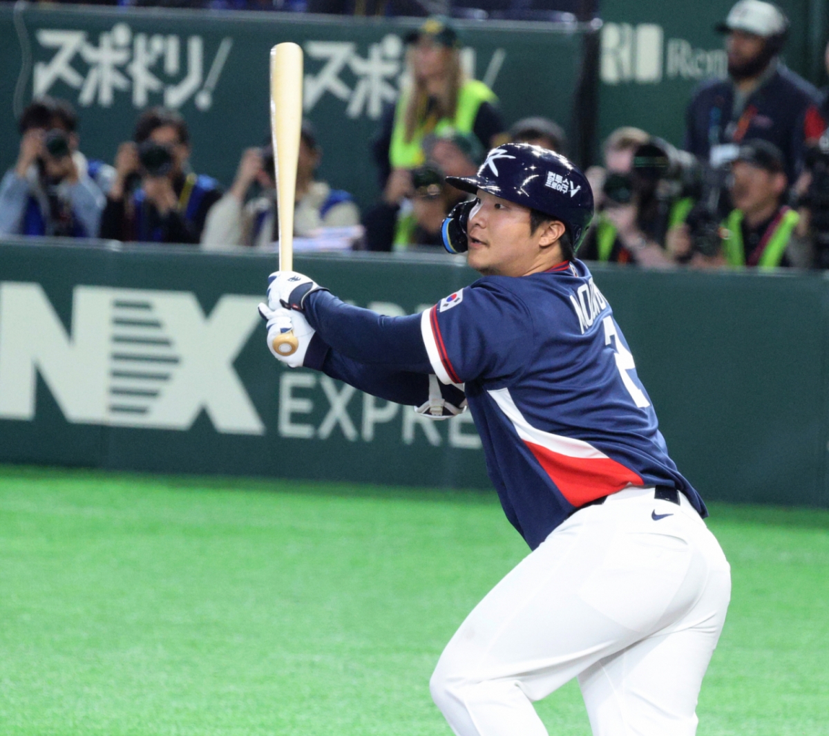 야구 대표팀 문보경이 9일 도쿄돔에서 열린 2026 WBC 도쿄POOL 대한민국과 호주 경기 5회초 2사 2루에서 적시타를 터트리고 있다. /사진=강영조 선임기자