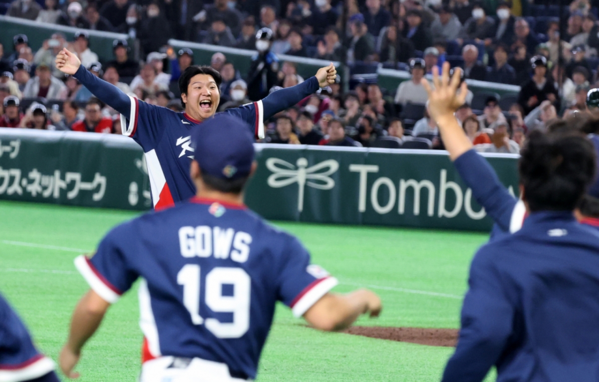 야구 대표팀 문보경이 9일 도쿄돔에서 열린 2026 WBC 도쿄POOL 대한민국과 호주 경기 9회말 호주의 마지막 타자의 플라이를 직접 처리한 후 글러브를 던지며 환호하고 있다. /사진=강영조 선임기자