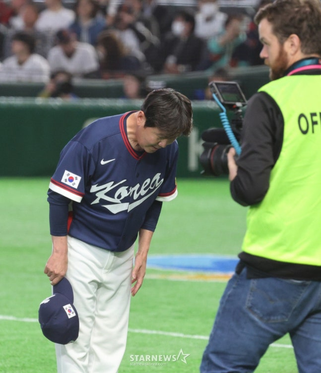 팬들에게 인사하는 류지현 감독. /사진=강영조 선임기자