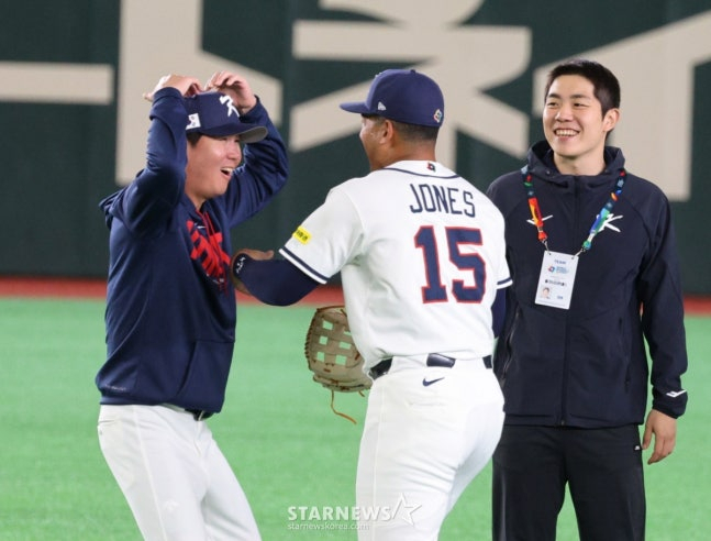존스에게 하트를 날리고 있는 류지현 감독(왼쪽).. /사진=강영조 선임기자