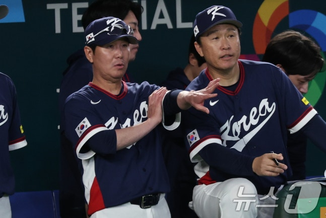 지난 9일 열린 호주전 9회 수비 위치를 조정하고 있는 류지현 감독(왼쪽)과 이동욱 수비코치. /사진=뉴스1