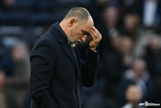 이고르 투도르 토트넘 홋스퍼 신임 감독이 경기 중 이마를 만지고 있다. /AFPBBNews=뉴스1