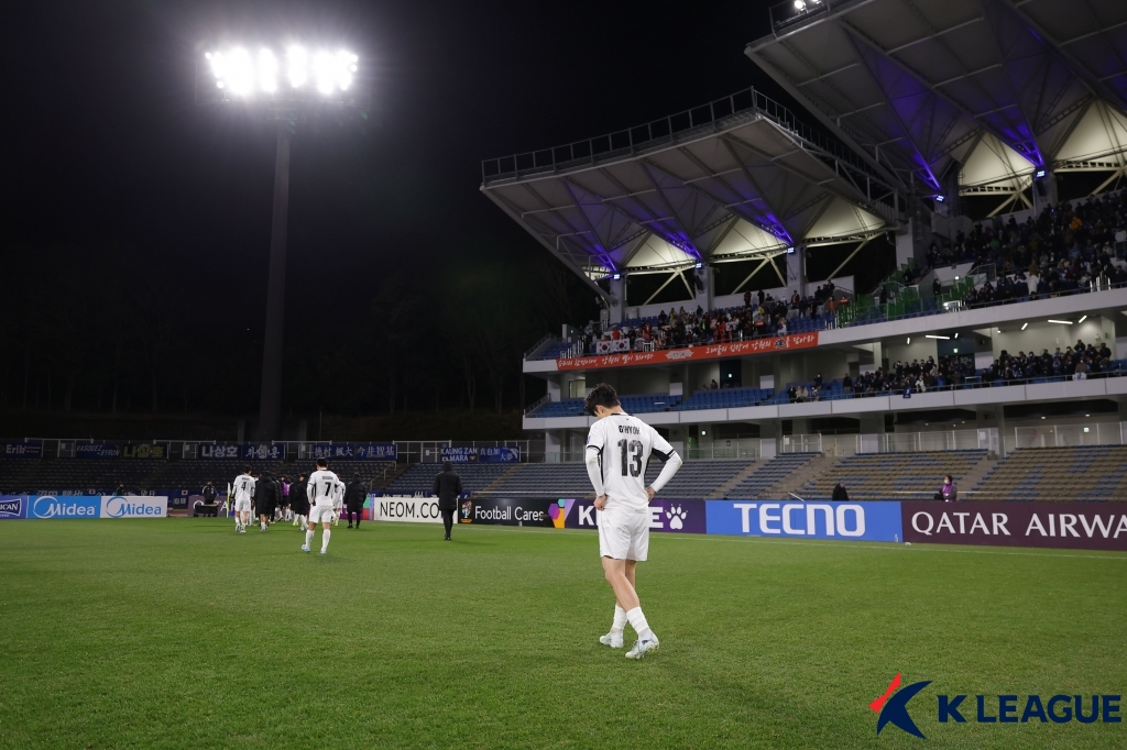 이기혁이 10일 일본 도쿄의 마치다 기온 스타디움에서 열린 2025~2026시즌 아시아축구연맹(AFC) 챔피언스리그 엘리트(ACLE) 16강 2차전 원정 경기가 끝난 뒤 고개를 숙이고 있다. /사진=힌국프로축구연맹 제공
