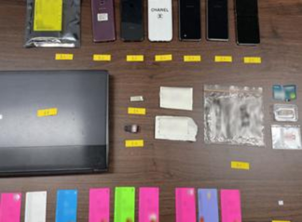 자금세탁에 동원된 대포계좌와 대포폰 등 압수품./사진제공=서울동부지검 보이스피싱범죄 합동수사부.