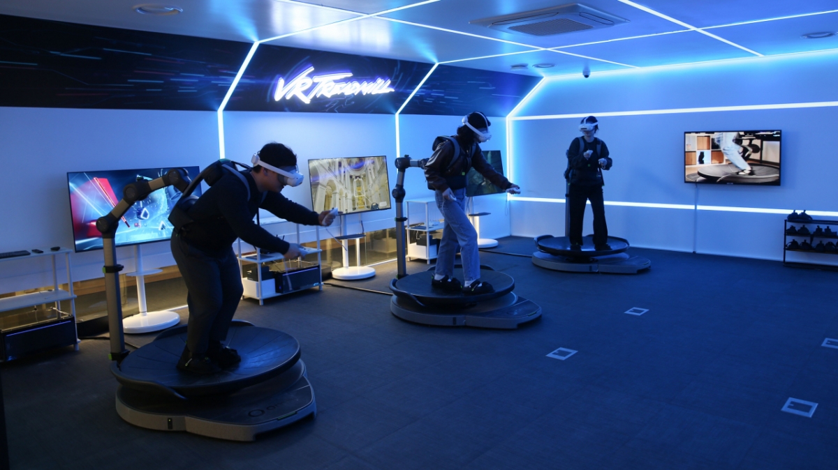 대구가톨릭대 학생들이 중앙도서관 '디지털 메이커 존'에서 VR 트레드밀 'Omni One'을 체험하고 있다./사진제공=대구가톨릭대