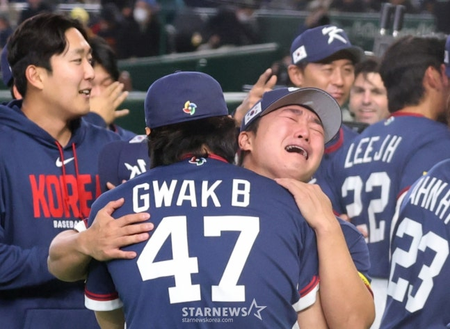 대표팀 고우석(가운데)이 호주전 승리 후 곽빈과 포옹하며 눈물을 흘리고 있다. /사진=강영조 선임기자