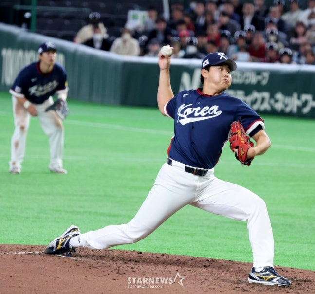 소형준이 호주전에서 역투하고 있다. /사진=강영조 선임기자