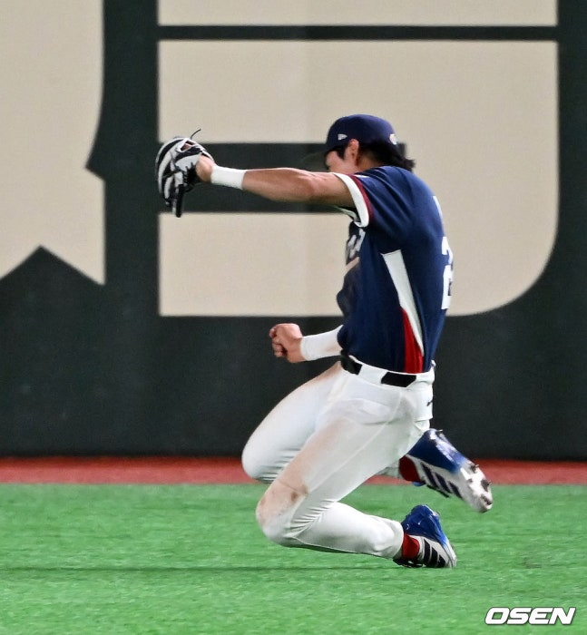 우익수 이정후가 9회말 릭슨 윙그로브의 직선 타구를 몸을 날려 잡아내고 있다. /사진=강영조 선임기자