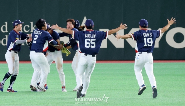 승리 직후 외야의 이정후에게 달려가는 선수들.  /사진=강영조 선임기자