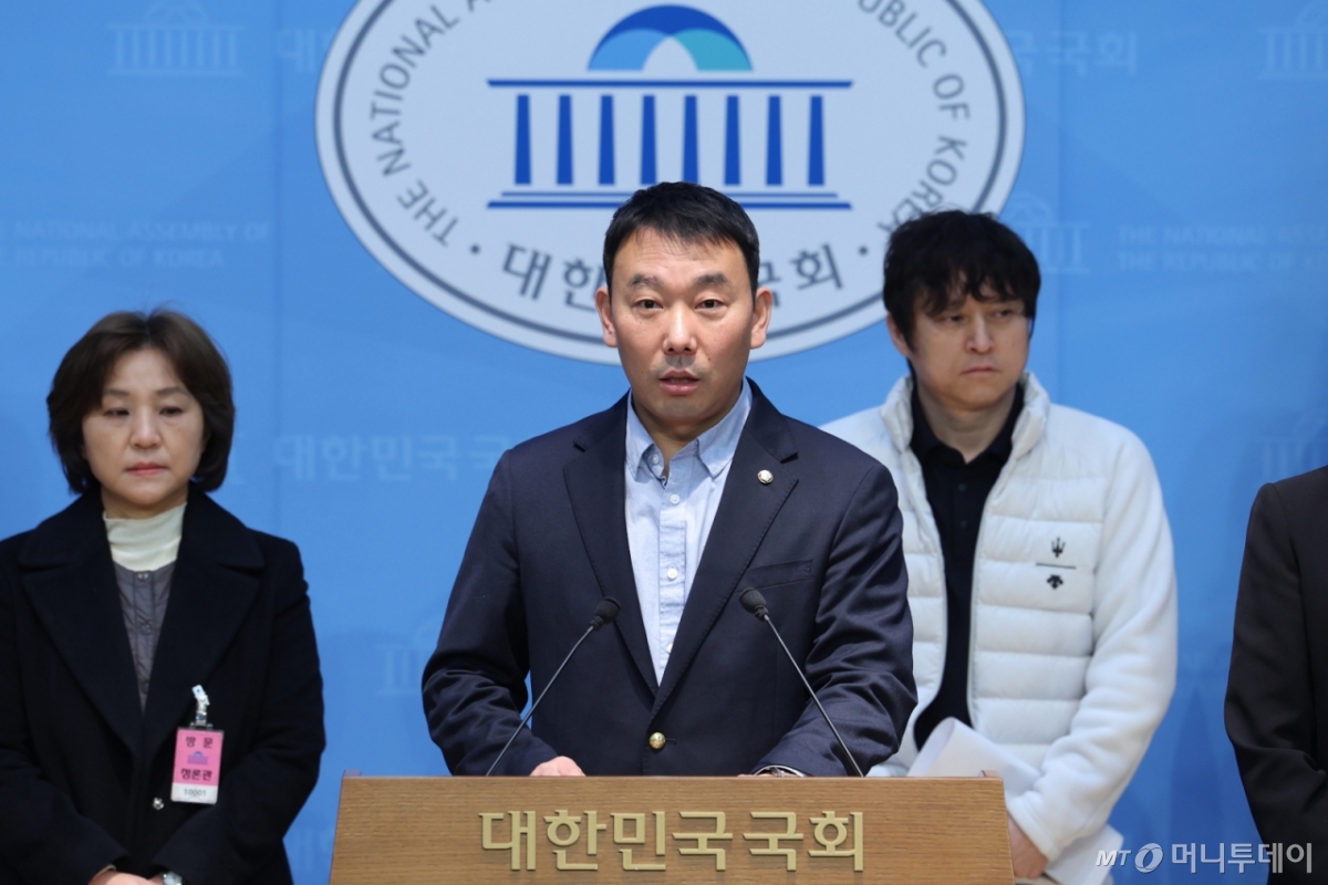 (서울=뉴스1) 신웅수 기자 = 김용민 더불어민주당 의원이 6일 서울 여의도 국회 소통관에서 검찰에게 공소청법 개정 반대 기자회견을 하고 있다. 2026.3.6/뉴스1  Copyright © 뉴스1. All rights reserved. 무단 전재 및 재배포,  AI학습 이용 금지. /사진=(서울=뉴스1) 신웅수 기자