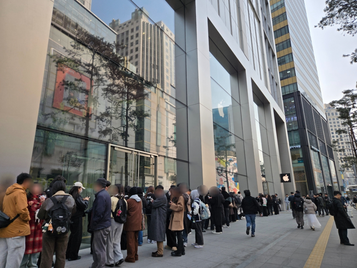 11일 오전 10시에 문을 연 애플 명동 앞에는 50여명의 대기자가 몰렸다./사진=이찬종 기자
