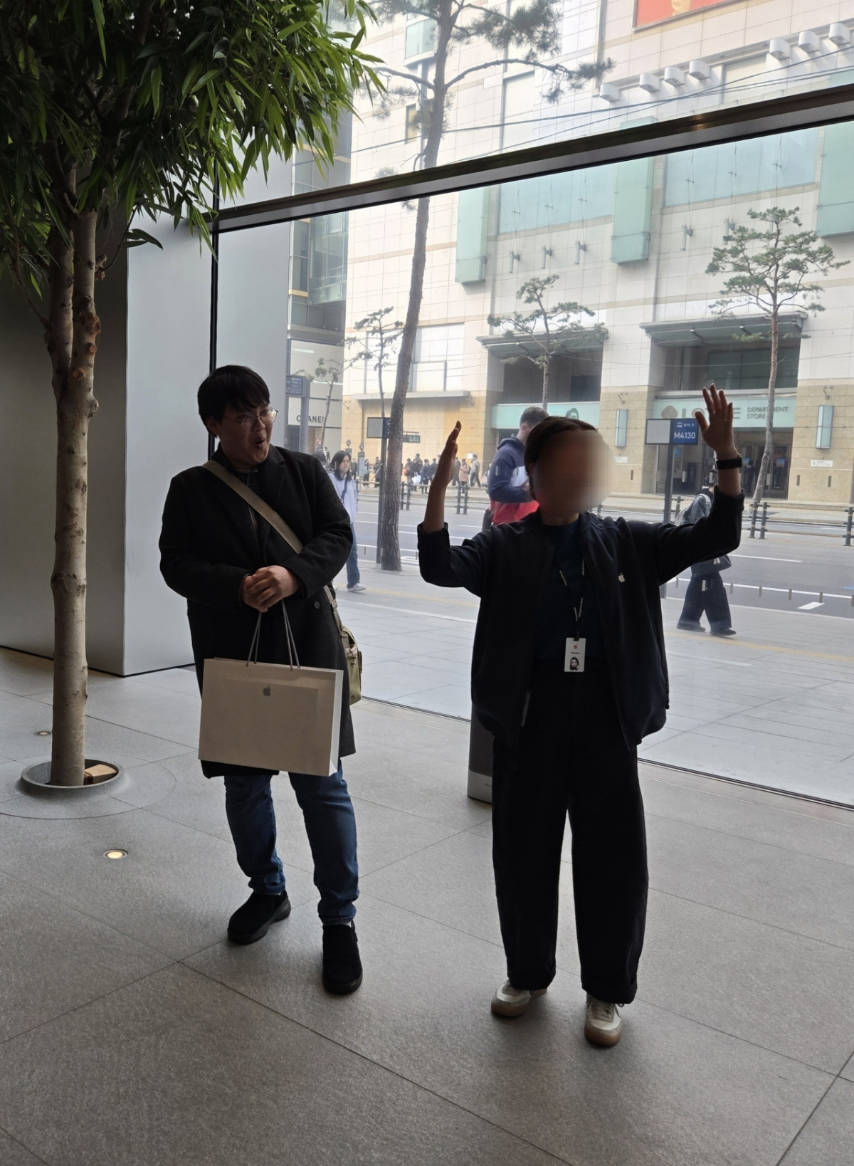 생일을 맞아 '맥북 에어'를 구매한 주영민씨(왼쪽)가 셀러브레이션을 받았다./사진=이찬종 기자