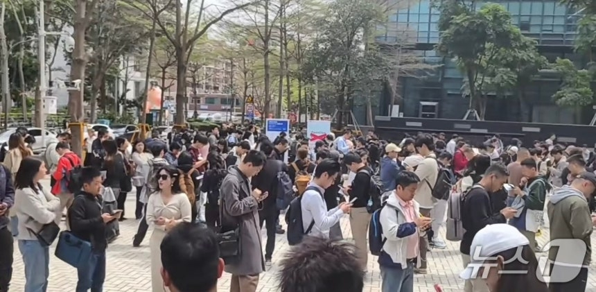 지난 6일 광둥성 선전시 텐센트 본사 앞에서 오픈클로 무료 설치 이벤트에 약 1000명이 몰려든 모습. (샤오훙슈 갈무리)