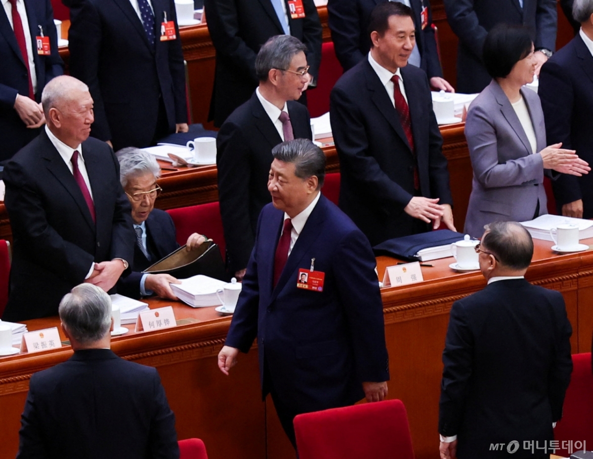 (로이터=뉴스1) 정은지 특파원 = 시진핑 중국 국가주석이 5일 베이징 인민대회당에서 개최된 전국인민대표대회(전인대) 개막식이 끝난 후 자리를 뜨고 있다. ⓒ 로이터=뉴스1 Copyright © 뉴스1. All rights reserved. 무단 전재 및 재배포,  AI학습 이용 금지. /사진=(로이터=뉴스1) 정은지 특파원