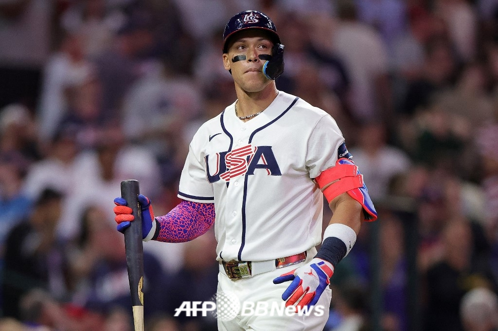 애런 저지가 11일(한국 시각) 미국 텍사스주 휴스턴에 위치한 다이킨 파크에서 펼쳐진 이탈리아 야구 대표팀과 2026 월드베이스볼클래식(WBC) 조별리그 B조 최종 4차전에서 9회말 2사 후 삼진을 당한 뒤 아쉬운 표정을 짓고 있다. /AFPBBNews=뉴스1