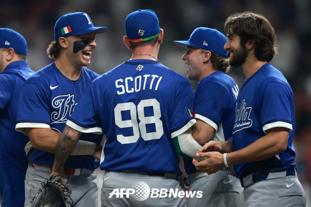 이탈리아 야구 대표팀 선수들이 11일(한국 시각) 미국 텍사스주 휴스턴에 위치한 다이킨 파크에서 펼쳐진 이탈리아 야구 대표팀과 2026 월드베이스볼클래식(WBC) 조별리그 B조 최종 4차전에서 8-6으로 승리 후 기뻐하고 있다. /AFPBBNews=뉴스1