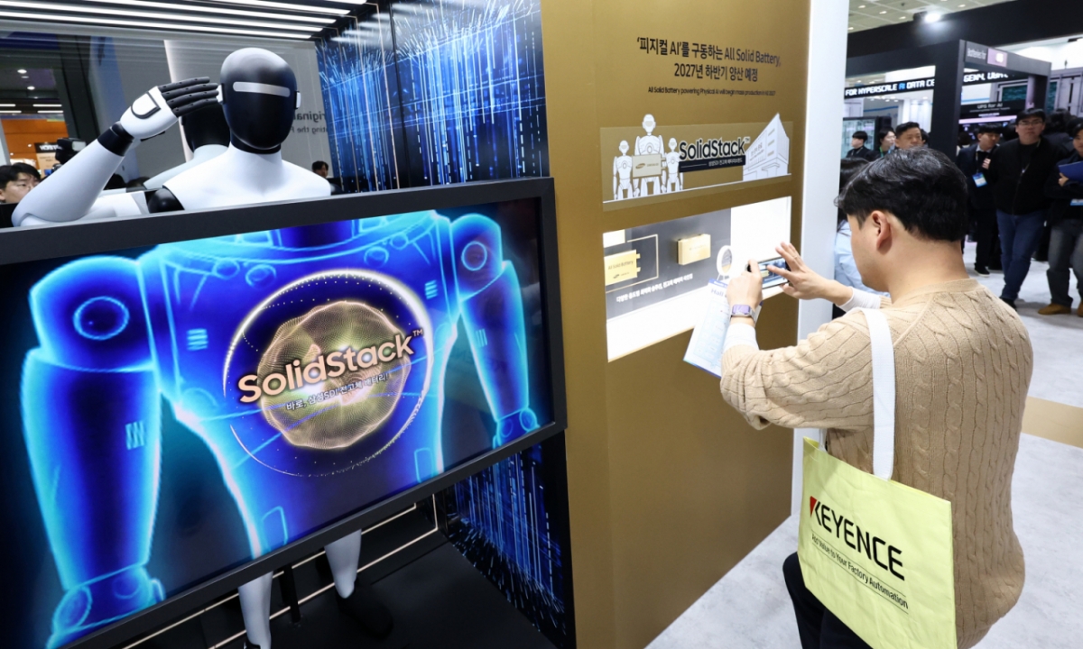 11일 서울 코엑스에서 열린 인터배터리 2026에서 삼성SDI 부스를 찾은 사람들이 전고체 배터리 제품을 살펴보고 있다 /사진=뉴스1