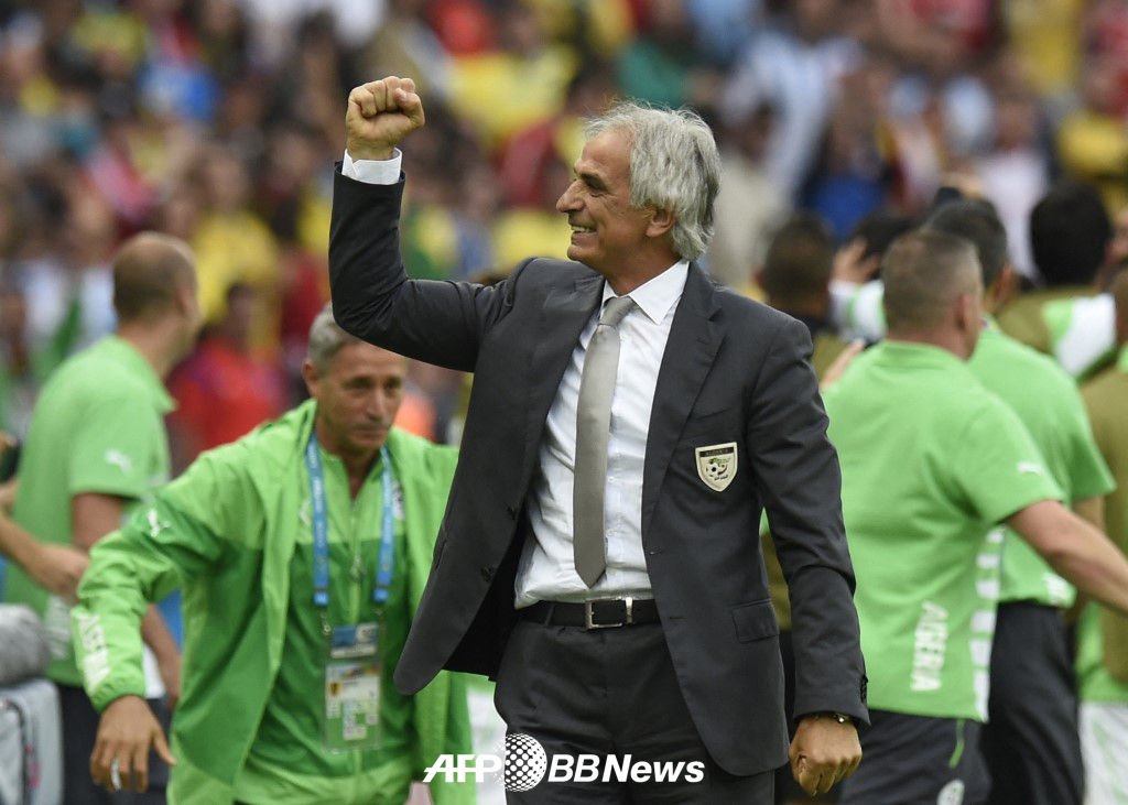 지난 2014 브라질 월드컵 당시 홍명보 감독을 이끌던 한국을 4-2로 꺾은 뒤 기뻐하고 있는 바히드 할릴호지치 당시 알제리 축구대표팀 감독. /AFPBBNews=뉴스1